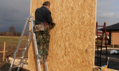 Petrov, výstavba vzorového domu - Montáž domku začala 27.11.2012.