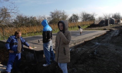 Skalica, vinohradnický dům - Zaměření základové desky před montáží.